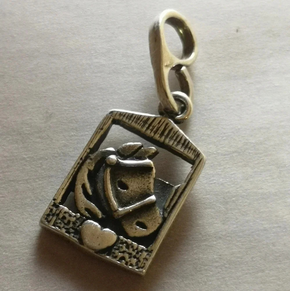 925  Horse pendant